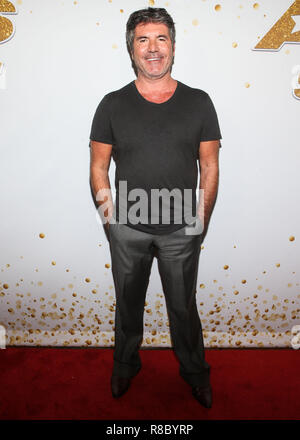 HOLLYWOOD, Los Angeles, CA, USA - 28. August: Simon Cowell auf der "America's Got Talent" Saison 13 Live Show Roter Teppich statt bei Dolby Theater am 28. August 2018 in Hollywood, Los Angeles, Kalifornien, Vereinigte Staaten. (Foto durch Image Press Agency) Stockfoto