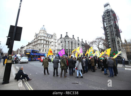 Die Demonstranten während einer pro-kurdischen Demonstration gegen die Türkei am Parliament Square in London. Stockfoto