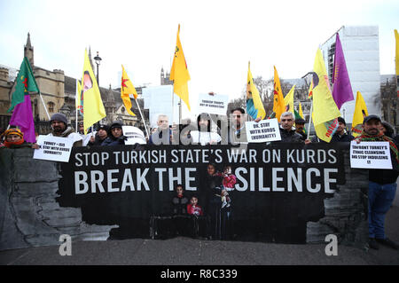 Die Demonstranten während einer pro-kurdischen Demonstration gegen die Türkei am Parliament Square in London. Stockfoto