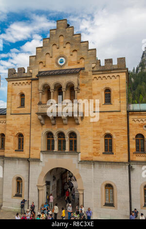 Ansicht des Torhauses, Cased mit gelbem Kalkstein, aus dem Inneren des berühmten Schloss Neuschwanstein in Bayern, Deutschland. Touristen sind in der... Stockfoto