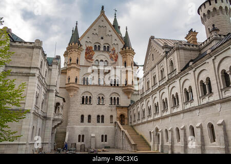 Schöne Sicht auf die obere Ebene der Innenhof des berühmten Schloss Neuschwanstein. Auf der linken Seite ist die Laube, in der Mitte der Palast mit zwei großen... Stockfoto