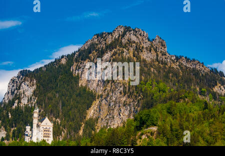 Herrliche Aussicht auf die Berge Tegelberg, Teil der Ammergauer Alpen in Bayern, Deutschland auf einer wunderschönen klaren Tag mit einem blauen Himmel. Unten links... Stockfoto