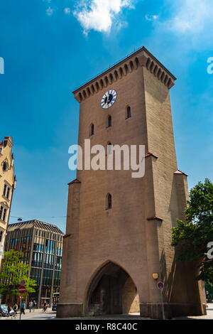 Super Low Angle View der wichtigsten Torturm der Residenz in München, war eines der Haupttore der mittelalterlichen Stadtmauer. Die turmuhr auf... Stockfoto