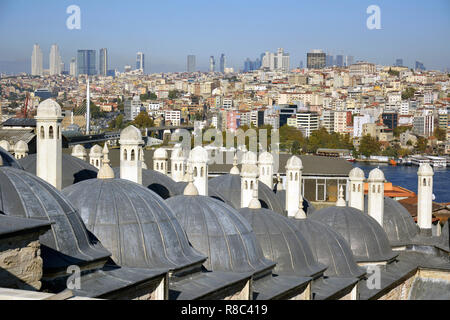 Istanbul, Türkei - 4. November 2015. Blick von der Terrasse der Süleymaniye-moschee, mit Schornsteinen und Dach in Form von kleinen Kuppeln, das Goldene Horn Einlass Stockfoto