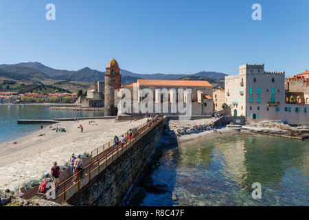 Frankreich, Pyrenees Orientales, Cote Vermeille, Collioure, Steg und Notre Dame des Anges Kirche // Frankreich, Pyrénées-Orientales (66), Côte Vermeille Stockfoto