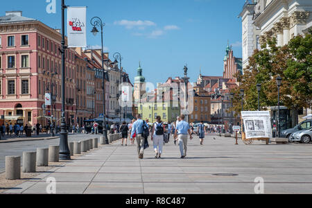 Touristen schlendern über die sonnigen Straßen von Warschau, Woiwodschaft Masowien, Polen Stockfoto