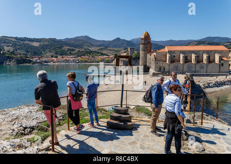 Frankreich, Pyrenees Orientales, Cote Vermeille, Collioure, Blick auf Notre Dame des Anges Kirche // Frankreich, Pyrénées-Orientales (66), Côte Vermeil Stockfoto