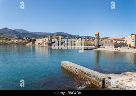 Frankreich, Pyrenees Orientales, Cote Vermeille, Collioure, Notre Dame des Anges Kirche und das Königliche Schloss im Hintergrund // Frankreich, Pyrénées-Orienta Stockfoto