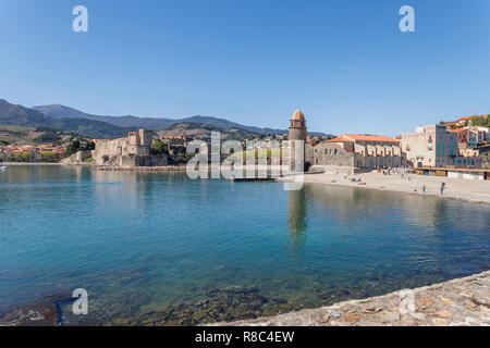 Frankreich, Pyrenees Orientales, Cote Vermeille, Collioure, Notre Dame des Anges Kirche und das Königliche Schloss im Hintergrund // Frankreich, Pyrénées-Orienta Stockfoto