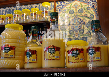 Istanbul, Türkei - 4. November 2015. Flaschen der Firma Schär Bozacisi boza viskose Tonic, aus Wasser, Zucker und fermentierter Gerste, Istanbul. Stockfoto