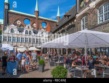 Cafe vor dem historischen Rathaus aus dem 13. Jahrhundert (Rathaus), Markt, Lübeck, Schleswig-Holstein, Deutschland Stockfoto