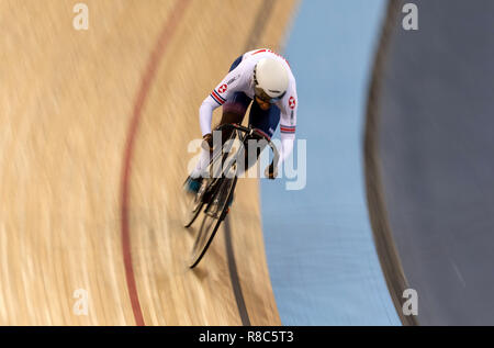 Großbritanniens Kadeena Cox auf ihrer Weise zum Gewinnen der Frauen Para C 4-5 500 m Zeitfahren Letzte während des Tages eine der Tissot UCI Track Cycling World Cup bei Lee Valley VeloPark, London. Stockfoto