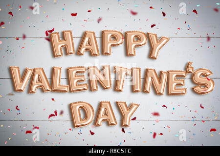Luftballons bilden die Worte "Happy Valentine's Day' auf Holz- Hintergrund Stockfoto