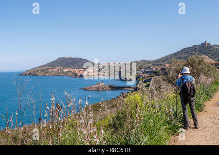 Frankreich, Pyrenees Orientales, Cote Vermeille, Collioure, littoral Pfad und Port Vendres im Hintergrund // Frankreich, Pyrénées-Orientales (66), Côte Ver Stockfoto