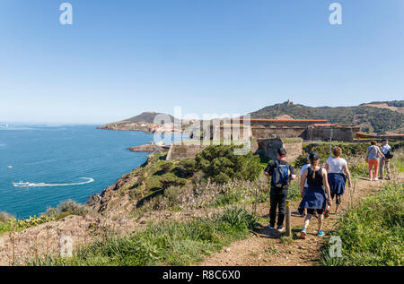 Frankreich, Pyrenees Orientales, Cote Vermeille, Collioure, littoral Pfad, das Fort Miradou Armee Eigentum und Port Vendres im Hintergrund // Frankreich, Py Stockfoto