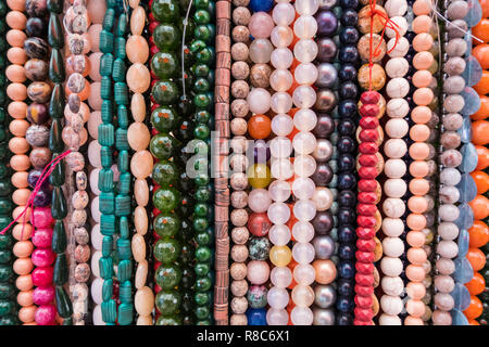 Hintergrund der bunten Kette aus Edelsteinen und farbige Perlen in einem Shop präsentiert. Halb kostbaren Schmuck. Stockfoto