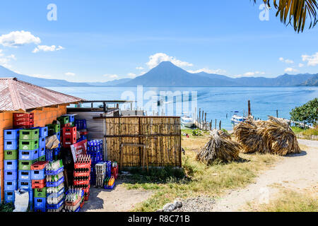 Panajachel, Atitlan See, Guatemala - November 12, 2018: Blick auf Toliman & San Pedro Vulkane von Anlegestelle für Boote unter der Leitung Dörfer am See. Stockfoto