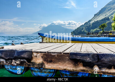Boot, das am Bootsanleger mit Vulkan San Pedro hinter am Atitlan See, Guatemala. Stockfoto