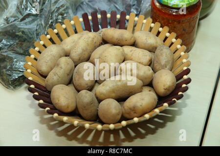 Der Korb ist nicht in Kartoffeln gekocht. Gebratene Kartoffeln in eine hölzerne Schüssel Stockfoto