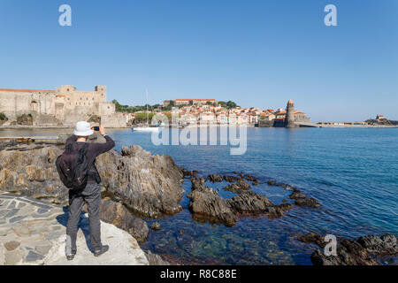 Frankreich, Pyrenees Orientales, Cote Vermeille, Collioure, Frau Touristen fotografieren die Bucht von Collioure // Frankreich, Pyrénées-Orientales (66), Côte Ver Stockfoto