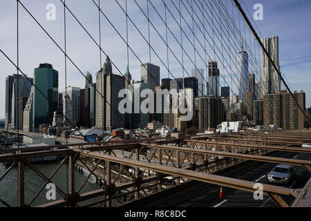 Gebäude des Finanzviertels hinter die Anordnung der Aufhängeseile aus Brooklyn-Bridge gesehen. Lower Manhattan, NYC Stockfoto