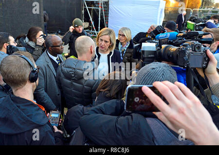 Amber Rudd MP (Con: Hastings und Roggen) auf College Green, Westminster, die Vertrauensabstimmung in Theresa's kann die Führung der Konservativen zu diskutieren Stockfoto