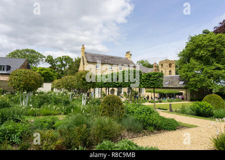 Ein Blick über die Gärten am Alten Pfarrhaus, Quinton, Northamptonshire, Großbritannien; ein drei Hektar großen preisgekrönten Garten öffnen unter der Nationalen Garten Regelung Stockfoto