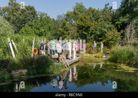 Besucher der Alten Pfarrhaus, Quinton, Northamptonshire, Großbritannien; von Anoushka Feiler entworfen, die Gärten waren offen im Rahmen der Nationalen Garten. Stockfoto