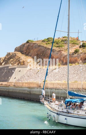 Albufeira, Portugal - 10. August 2016: eigenes Segelboot eine Kreuzfahrt durch die Bucht von Marina de Albufeira Stockfoto
