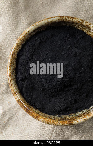 Raw Organic schwarzer Aktivkohle in eine Schüssel geben. Stockfoto