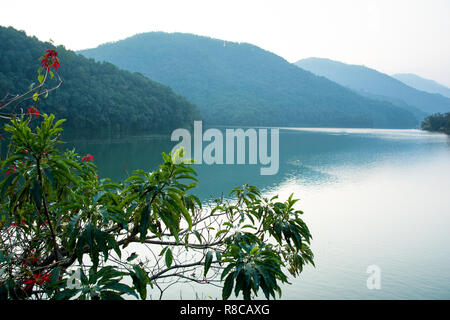 Um Phewa-see und Hügeln in Pokhara, ein beliebtes Touristenziel. In Nepal, Dezember 2018. Stockfoto