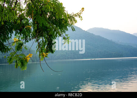 Um Phewa-see und Hügeln in Pokhara, ein beliebtes Touristenziel. In Nepal, Dezember 2018. Stockfoto