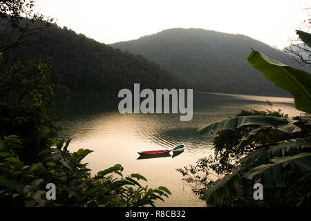 Boote um Phewa-see und Hügeln in Pokhara, ein beliebtes Touristenziel. In Nepal, Dezember 2018. Stockfoto