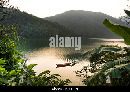 Boote um Phewa-see und Hügeln in Pokhara, ein beliebtes Touristenziel. In Nepal, Dezember 2018. Stockfoto