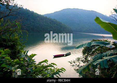 Boote um Phewa-see und Hügeln in Pokhara, ein beliebtes Touristenziel. In Nepal, Dezember 2018. Stockfoto