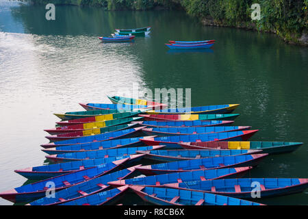 Boote um Phewa-see und Hügeln in Pokhara, ein beliebtes Touristenziel. In Nepal, Dezember 2018. Stockfoto