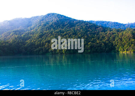 Um Phewa-see und Hügeln in Pokhara, ein beliebtes Touristenziel. In Nepal, Dezember 2018. Stockfoto