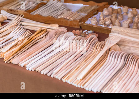 Holz- Küchengeräte, im traditionellen Markt... Stockfoto