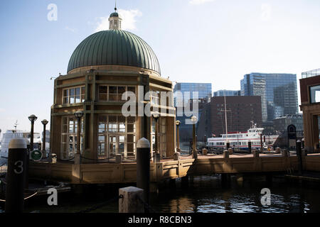 Das Glas Pavillon an der Rowes Wharf, entlang dem Harborwalk in Boston, Massachusetts. Stockfoto