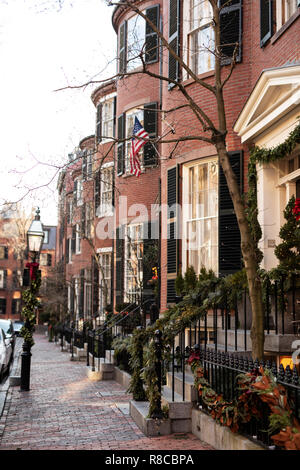 Wohnungen in Louisburg Square im historischen Beacon Hill, Boston, für Weihnachten dekoriert. Stockfoto