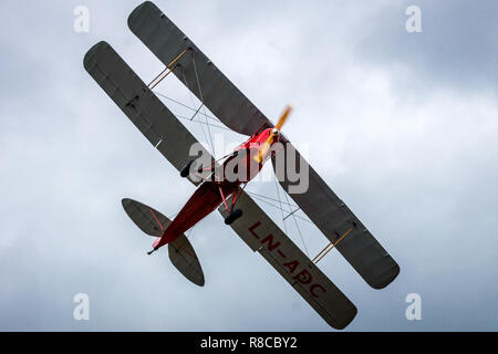 Rote kleine Propeller Flugzeug in Bewegung. Schuss von unten. Fliegen, Flugzeug, Verkehr, Luftfahrt Konzepte. Stockfoto