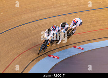 Großbritanniens Elinor Barker, Katie Archibald, Eleanor Dickinson und Laura Kenny gewinnen die Frauen streben endgültige durch Abfangen von den USA Team während der Tag einer der Tissot UCI Track Cycling World Cup bei Lee Valley VeloPark, London. Stockfoto