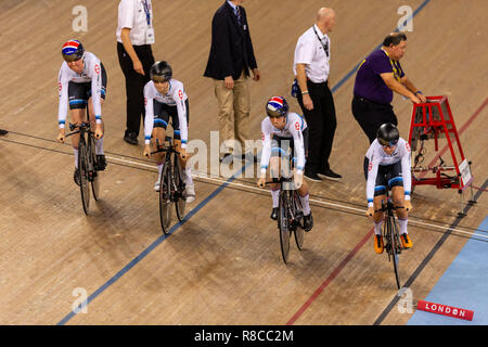 Großbritanniens Elinor Barker, Katie Archibald, Eleanor Dickinson und Laura Kenny in die Frauen streben endgültige während des Tages eine der Tissot UCI Track Cycling World Cup bei Lee Valley VeloPark, London. Stockfoto