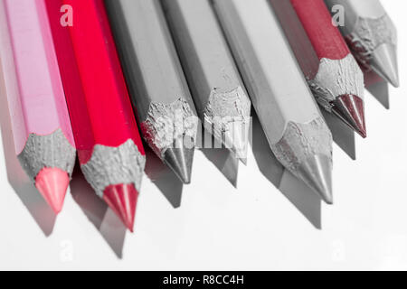 Makroaufnahme der Bunte Bleistifte zusammen auf einem weißen Hintergrund. Schule, Kunst, Zeichnung Konzepte. Stockfoto