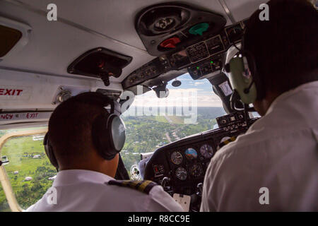 Zwei Piloten die Landung ein kleines Flugzeug zu Nausori Flughafen Landebahn in der Nähe von Suva, Fidschi, Melanesien, Ozeanien. Flugreisen in Fidschi, Blick aus dem Flugzeug Cockpit wi Stockfoto