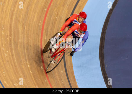 Richard Barnaby Geschichte und Matthew Ellis von Großbritannien kommen durch außen auf ihrer Weise zum Gewinnen der Gemischten Para B Sprint finale während des Tages eine der Tissot UCI Track Cycling World Cup bei Lee Valley VeloPark, London. Stockfoto