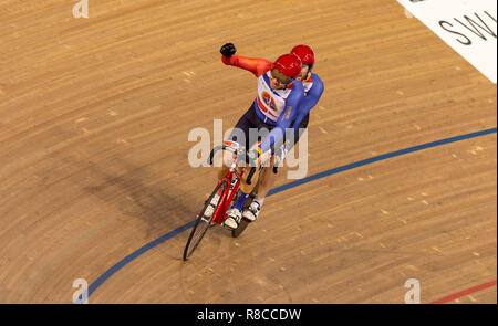 Richard Barnaby Geschichte und Matthew Ellis von Großbritannien feiern gewinnen die Gemischte Para B Sprint Finale gegen Alex Papst und Albin Geneix Großbritannien während des Tages eine der Tissot UCI Track Cycling World Cup bei Lee Valley VeloPark, London. Stockfoto