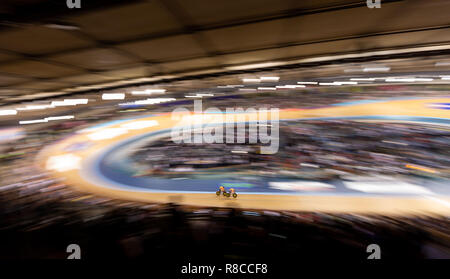 Allgemeine Ansicht von der ersten Runde der team Sprint der Frauen während des Tages eine der Tissot UCI Track Cycling World Cup bei Lee Valley VeloPark, London. Stockfoto