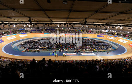 Allgemeine Ansicht von der ersten Runde der team Sprint der Frauen während des Tages eine der Tissot UCI Track Cycling World Cup bei Lee Valley VeloPark, London. Stockfoto