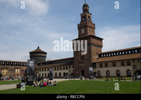Italien, Lombardei, Mailand, das Castello Sforzesco. Platz der Waffen. Innenhof mit Menschen. Stockfoto